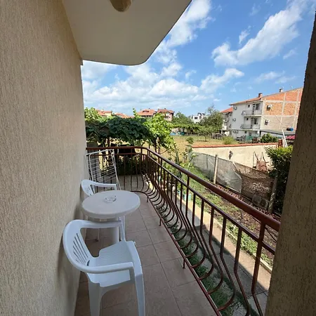 Guest house Dayana 3 *